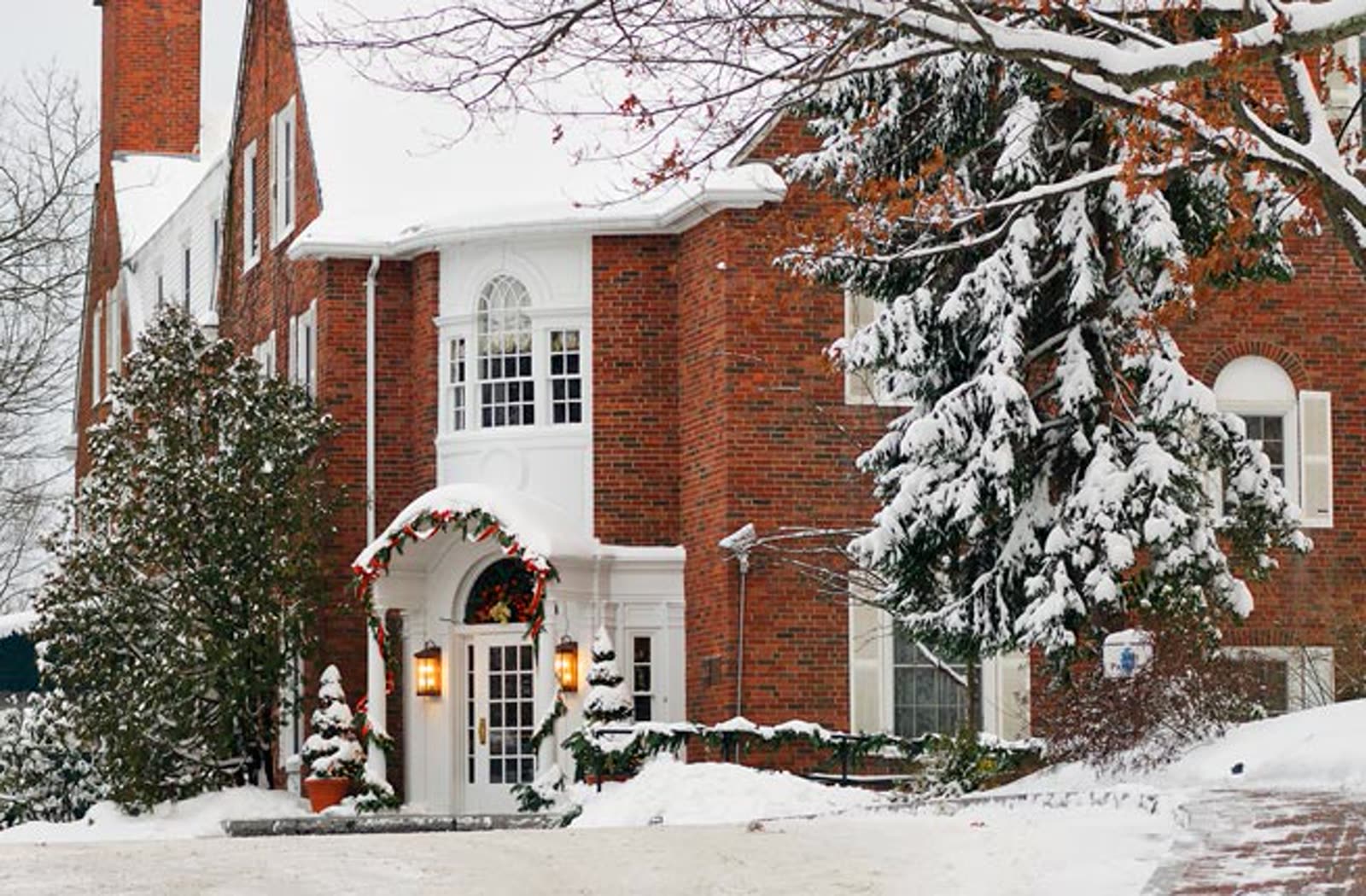 The historic Norwich Inn in winter